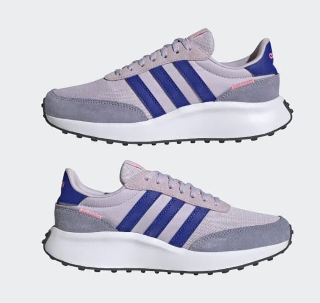 Tenis adidas Run 70s en lila y gris con tres franjas azul rey y detalles rosados, foto de catálogo de las dos referencias