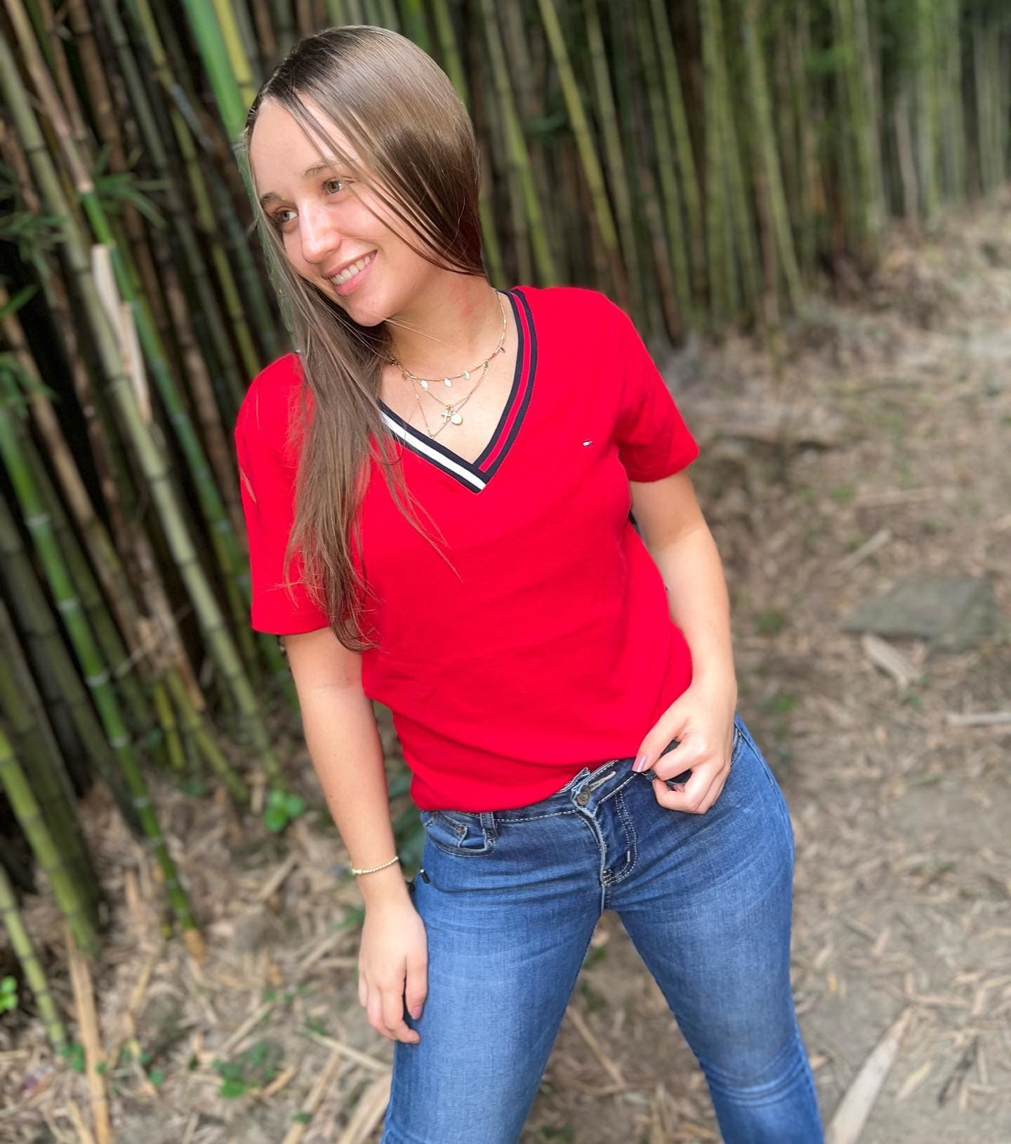 Camiseta Tommy Hilfiger roja de mujer con cuello V en rib azul y blanco y bandera Tommy al pecho, en modelo