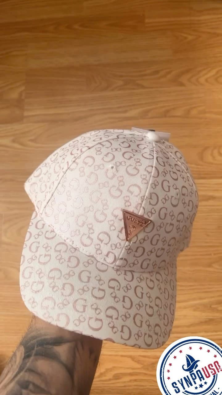Gorra Guess beige rosada con monograma G repetido y triángulo Guess al frente, foto de producto